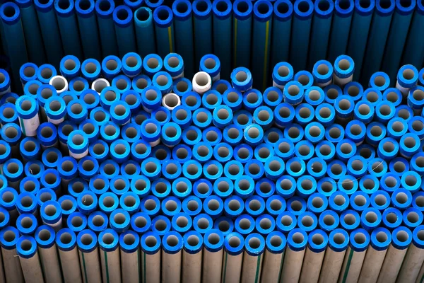 Tubos y tubos de plástico apilados de fondo — Foto de Stock