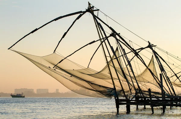 Chinesisches Fischernetz bei Sonnenaufgang in Cochin (Fort Kochi), Kerala, Indien — Stockfoto
