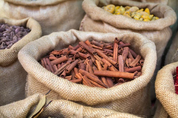 Canela y otras especias en las bolsas en el mercado indio — Foto de Stock