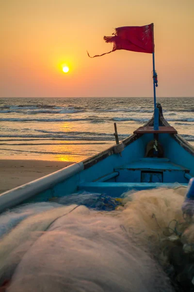 Velho barco de pesca na costa arenosa em Goa, Índia — Fotografia de Stock