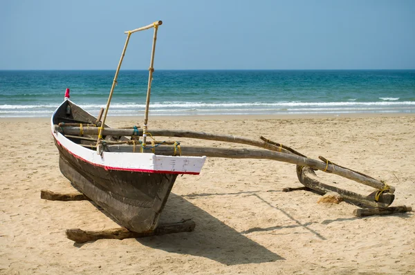 Altes Fischerboot am Sandstrand in Goa, Indien — Stockfoto