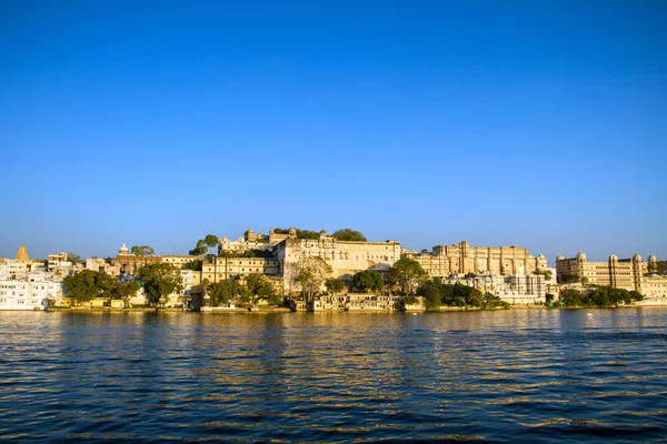 Stad paleis en pichola meer in udaipur, rajasthan, india — Stockfoto