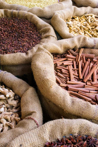 Корица и другие специи в мешках на индийском рынке — стоковое фото
