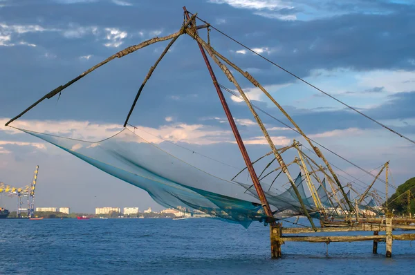 Çin balıkçılık gün doğarken net cochin (fort kochi), kerala, Hindistan