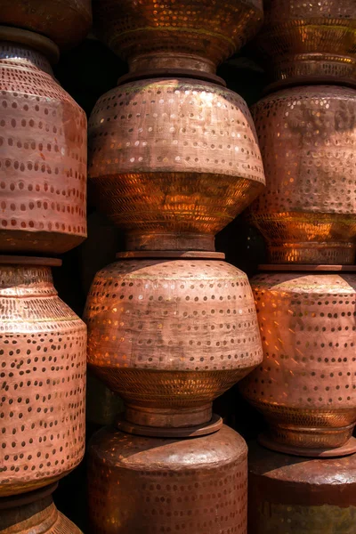 Panelas de cobre no mercado na Índia — Fotografia de Stock