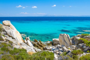 kayalık sahil şeridi ve güzel bir temiz su Halkidikya kassandra