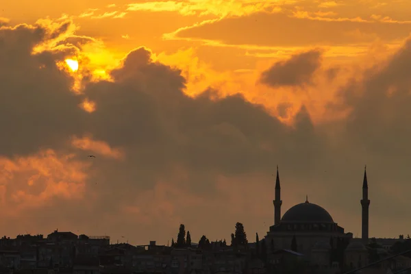 Siluet masjid saat matahari terbenam — Stok Foto