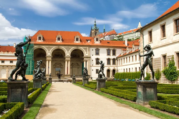 Waldstein paleis tuin (Valdstejnska Zahrada) en opbouw van de Senaat van Tsjechië in Praag — Stockfoto