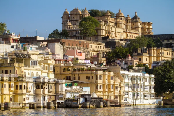 Palais municipal et lac Pichola à Udaipur, Rajasthan, Inde — Photo