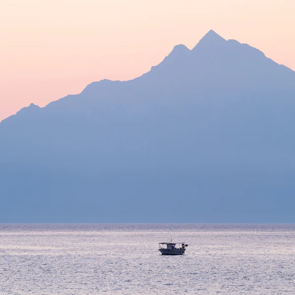 Athos berg på soluppgången. Egeiska havet, Grekland — Stockfoto