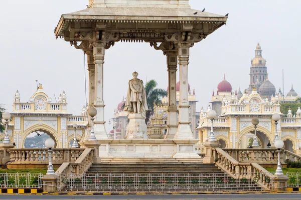 Standbeeld van maharaja chamarajendar wodeyar voor het paleis van mysore — Stockfoto