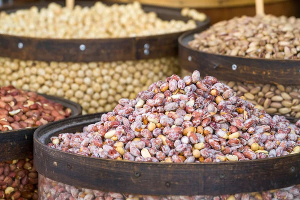Куча соленых арахиса на рынке — стоковое фото