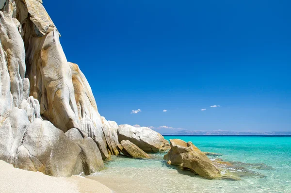 Rocky cliff above the beautiful clear water of the Aegean sea — Stock Photo, Image