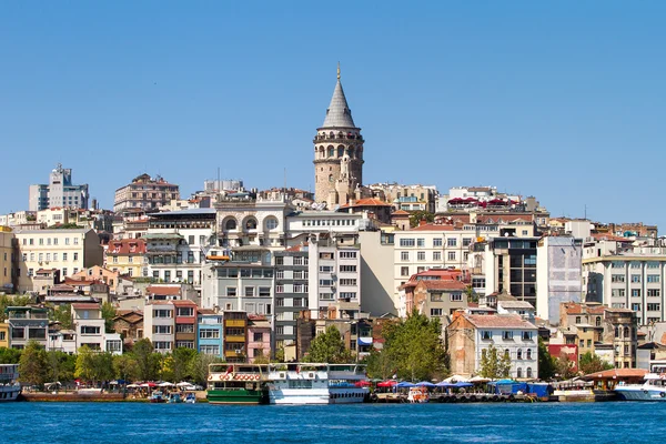 Barrio de Beyoglu arquitectura histórica y torre medieval de Galata — Foto de Stock