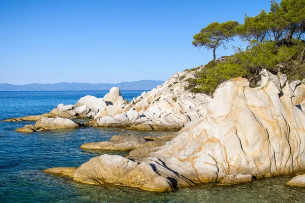 Βραχώδεις ακτές και ένα όμορφο καθαρό ύδωρ στην Κασσάνδρα Χαλκιδικής — Φωτογραφία Αρχείου