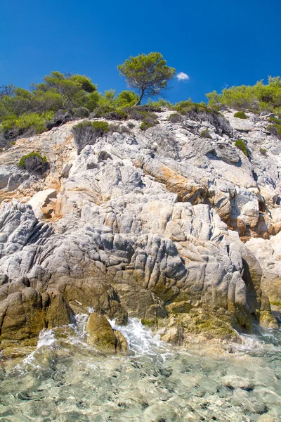 Скалистая скала над красивой чистой водой Эгейского моря — стоковое фото