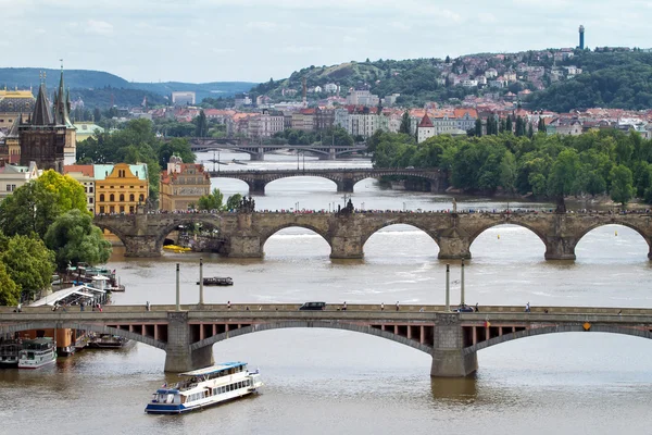 Vista sobre puentes a través del río Moldava en Praga, República Checa — Foto de Stock