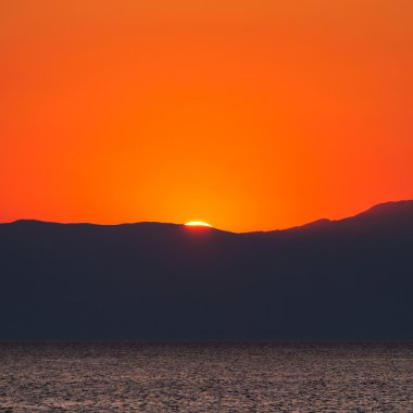 güzel deniz günbatımı. dağdan hareketli güneş.