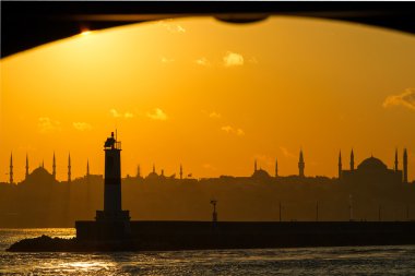 İstanbul silueti. Mavi Cami ve Ayasofya, gün batımında..