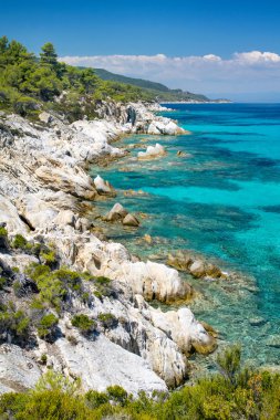 kayalık sahil şeridi ve güzel bir temiz su Halkidikya kassand adlı