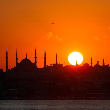 İstanbul silueti. Mavi Cami ve Ayasofya, gün batımında..