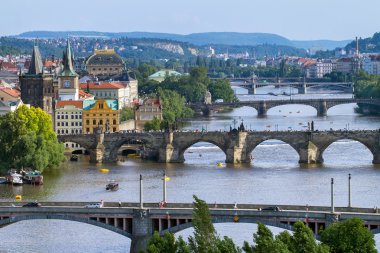 Köprülerde vltava Nehri Prag, Çek Cumhuriyeti karşısında görüntüleyin.