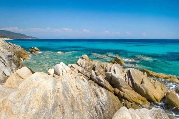 Costa rochosa e uma bela água limpa em Halkidiki Kassand — Fotografia de Stock