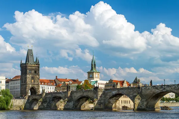 Blick auf die Karlsbrücke in Prag, Tschechische Republik — Stockfoto