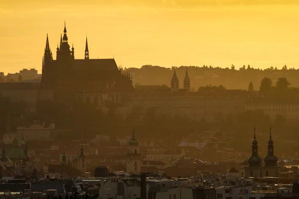 Gyönyörű régi város naplementére. Prága, Cseh Köztársaság — Stock Fotó