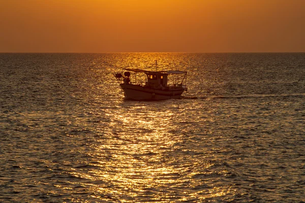 Velero en el mar al atardecer — Foto de Stock