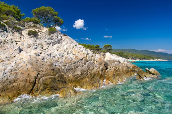 Rotsachtige kustlijn en een mooi helder water bij kassand van Chalkidiki — Stockfoto