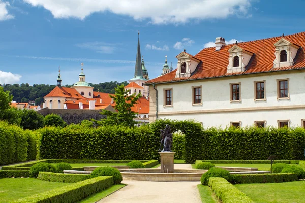 Waldstein jardín del palacio (Valdstejnska Zahrada) y la construcción de t — Foto de Stock