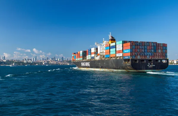 Istanbul, Türkei - 2. August: Containerschiff fährt in Bosporus ein — Stockfoto