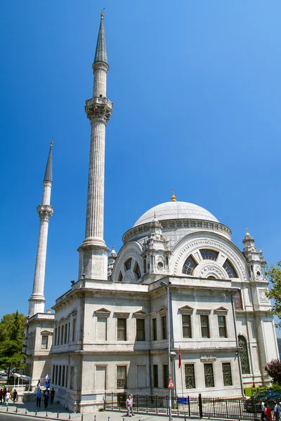 ISTANBUL, TURQUIA - JULHO 30: Mesquita Dolmabahce em Julho 30, 2013 i — Fotografia de Stock