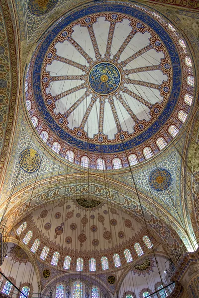 Decoratieve interieur van de blauwe moskee (sultanahmet camii), ista — Stockfoto