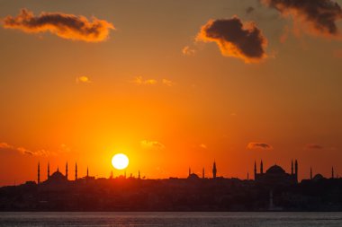 İstanbul silueti. Mavi Cami ve Ayasofya, gün batımında..