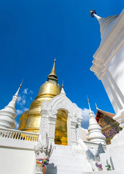 Золотая пагода в храме Ват Суан Док в Чиангмае, Таиланд — стоковое фото