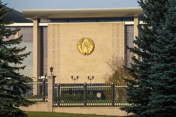 MINSK, BELARUS - NOVEMBRO 1: Palácio da Independência recém-inaugurado — Fotografia de Stock