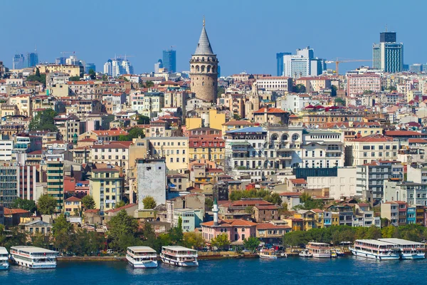 Barrio de Beyoglu arquitectura histórica y torre medieval de Galata — Foto de Stock