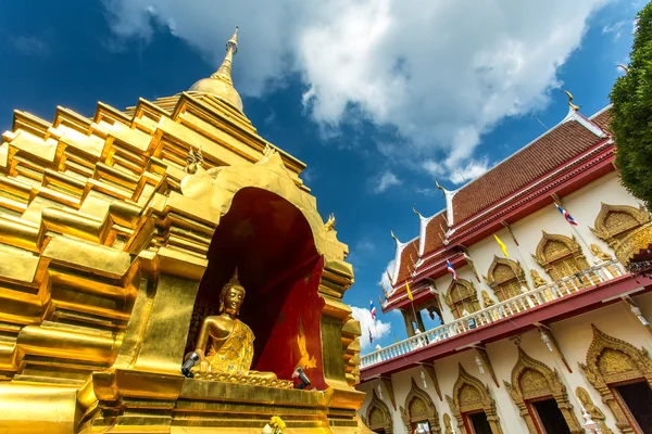 Золотая пагода в храме Ват-Фан в Чиангмае, Таиланд — стоковое фото