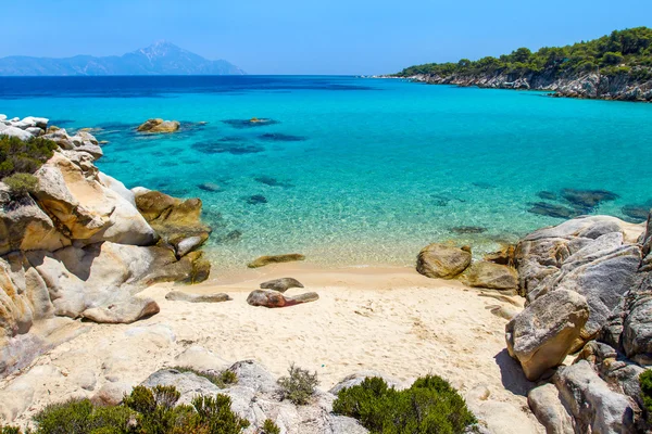 Stenig klippa ovanför den vackra klara vattnet i Egeiska havet — Stockfoto