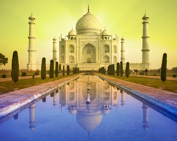 Perspective view of Taj Mahal mausoleum with reflection in wat — Stock Photo, Image