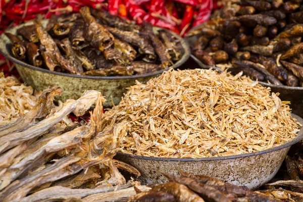 Piccolo pesce secco utilizzato nella cucina asiatica — Foto Stock