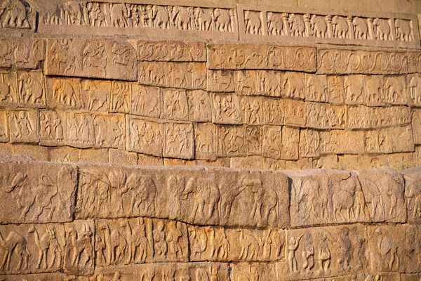 Gesneden beelden in de Hindoeïstische tempel — Stockfoto