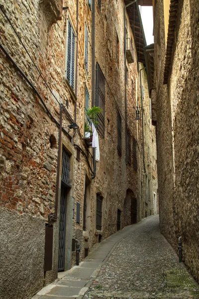 Smal straatje in bergamo, Italië — Stockfoto