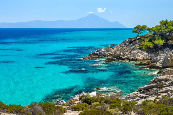 Kayalık sahil şeridi ve güzel bir temiz su, halkidiki kassandra Yarımadası — Stok fotoğraf