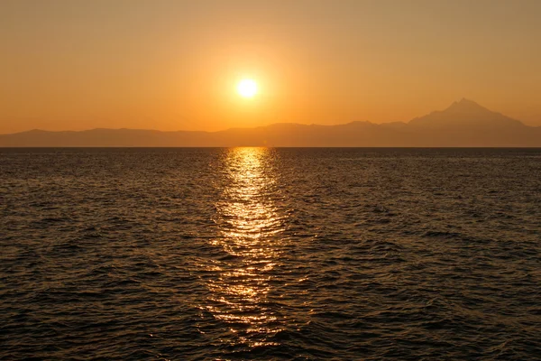 Athos Berg beim Sonnenaufgang. Ägäis, Griechenland — Stockfoto