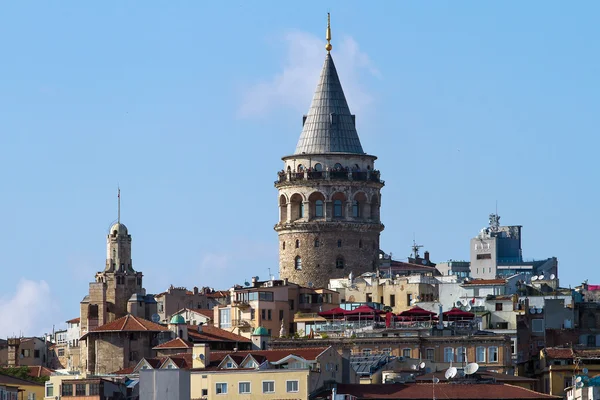 Barrio de Beyoglu arquitectura histórica y torre medieval de Galata — Foto de Stock