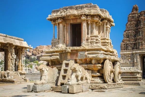 Chariot and Vittala temple at Hampi, India — Stock Photo, Image
