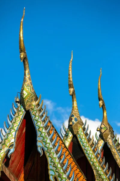Gable apex op het dak van boeddhistische tempel in thailand — Stockfoto